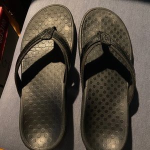 Vionic flip flops size 9
